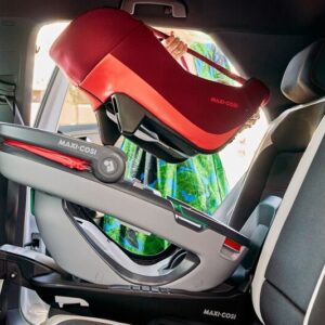 arseat_coral_lifestyle_summer_mominstallingseatincar_landscape_rgb-2