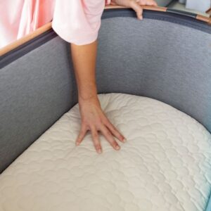 maxicosi_bedsidesleeper_iora_lifestyle_spring_mompressingcomfortablemattress_landscape_rgb.jpg