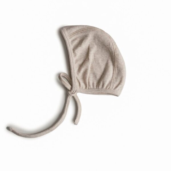 mushie-beebimuts_Beige_Melange_Mushie_Ribbed_Baby_Bonnet