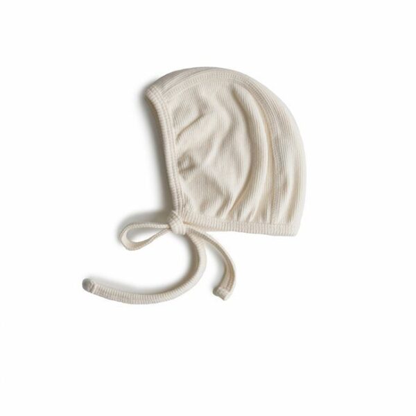 mushie-beebimuts_ivory_Mushie_Ribbed_Baby_Bonnet