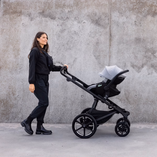 thule-urban-glide-4-wheel-whit-car-seat