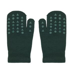 Libisemisvastased täpid on valmistatud OEKO-TEX® Standard 100 sertifikaadiga plastisoolist.
Pese enne esmakordset kasutamist pahupidi.Hooldusjuhised:Meriinovilla on kõige parem pesta käsitsi leiges vees, kuid seda võib pesta ka õrnal villapesu- või käsipesuprogrammil temperatuuril kuni 30 °C.Ära kasuta pesupehmendajat – kasuta spetsiaalset villapesuvahendit.Väldi pleegitusainete kasutamist.Meriinovillased sõrmkindad kuivata tasapinnal, mitte riputatult.Pese alati pahupidi.Koostis:
80% vill, 17% polüamiid, 3% elastaan.Lisainfo meriinovilla omaduste kohta:
Meriinovillal on ainulaadne võime end õhus leiduvate hapete toimel isepuhastada ning see tõrjub loomulikult mustust. Seetõttu ei ole meriinovillaseid tooteid vaja pesta väga sageli. Meriinovilla head omadused tulenevad selle looduslikust rasvasisaldusest – villakiud sisaldavad lanoliini. Kui pesta universaalse pesuvahendiga, mis eemaldab rasva, kaob ka lanoliin ning koos sellega villale iseloomulikud head omadused.