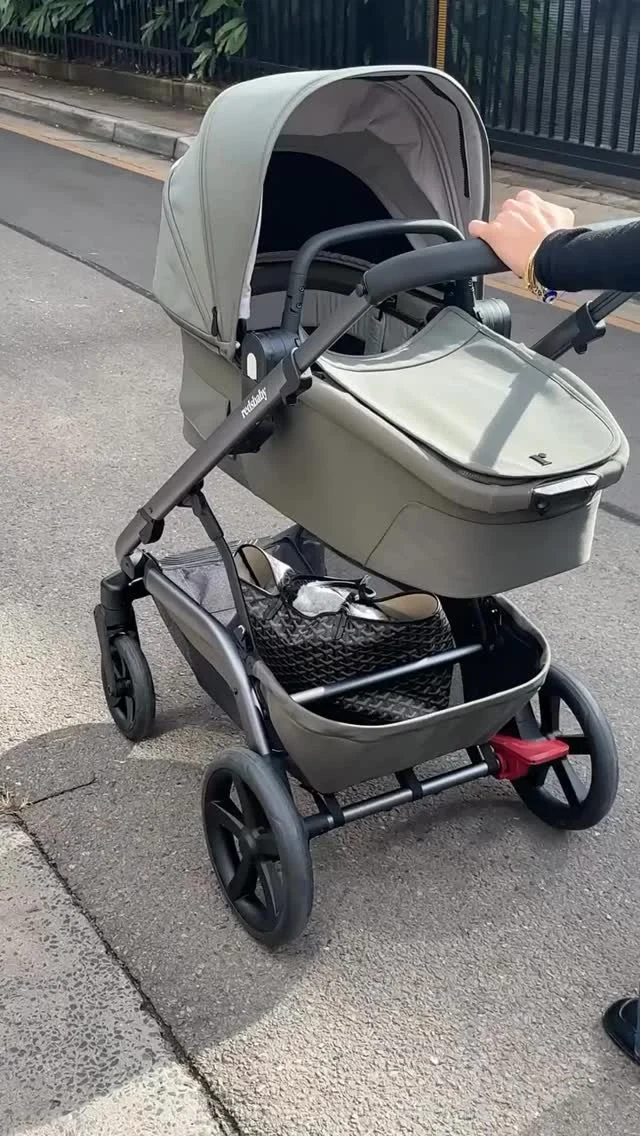 Redsbaby Nuvo vankrikomplekt vastab iga pere ootustele- suur ventileeritav vankrikorv
- suur pakikorv
- mahukas suure kaarvarjuga iste
- valmidus kasutamiseks ka kahe lapsega pere suurenedes.Tule proovima ja veendu ise! 😍#kiddsty #redsbaby
